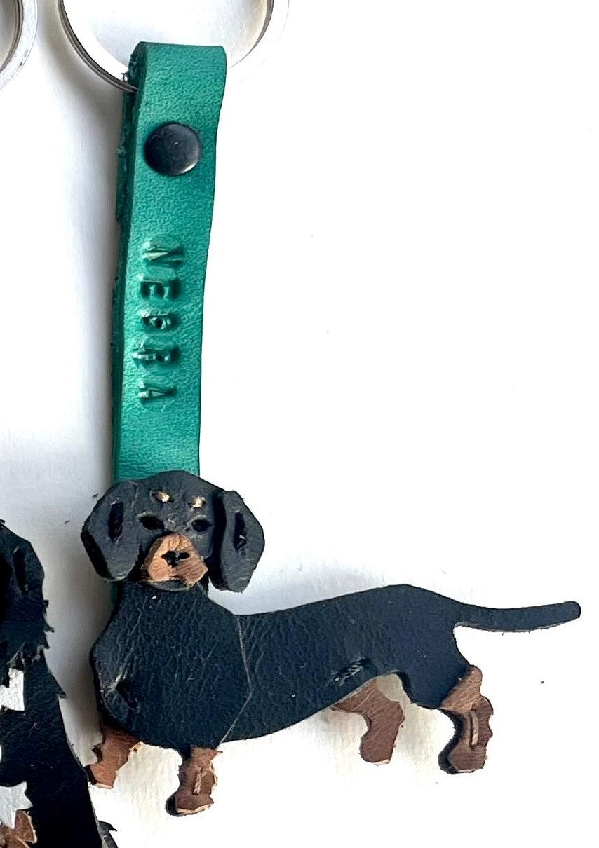 Llavero de perro salchicha negro con manchas café