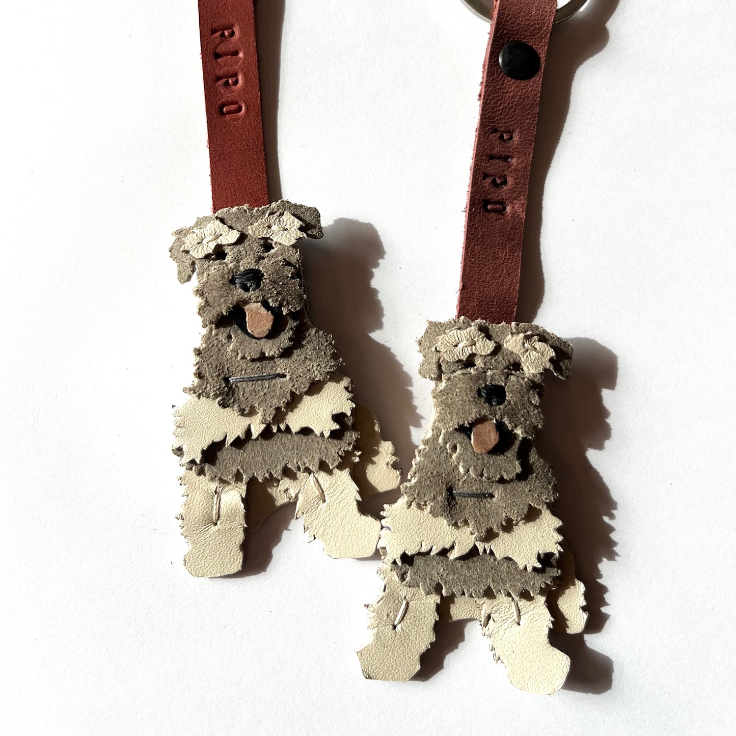 Llavero de Schnauzer sal y pimienta claro