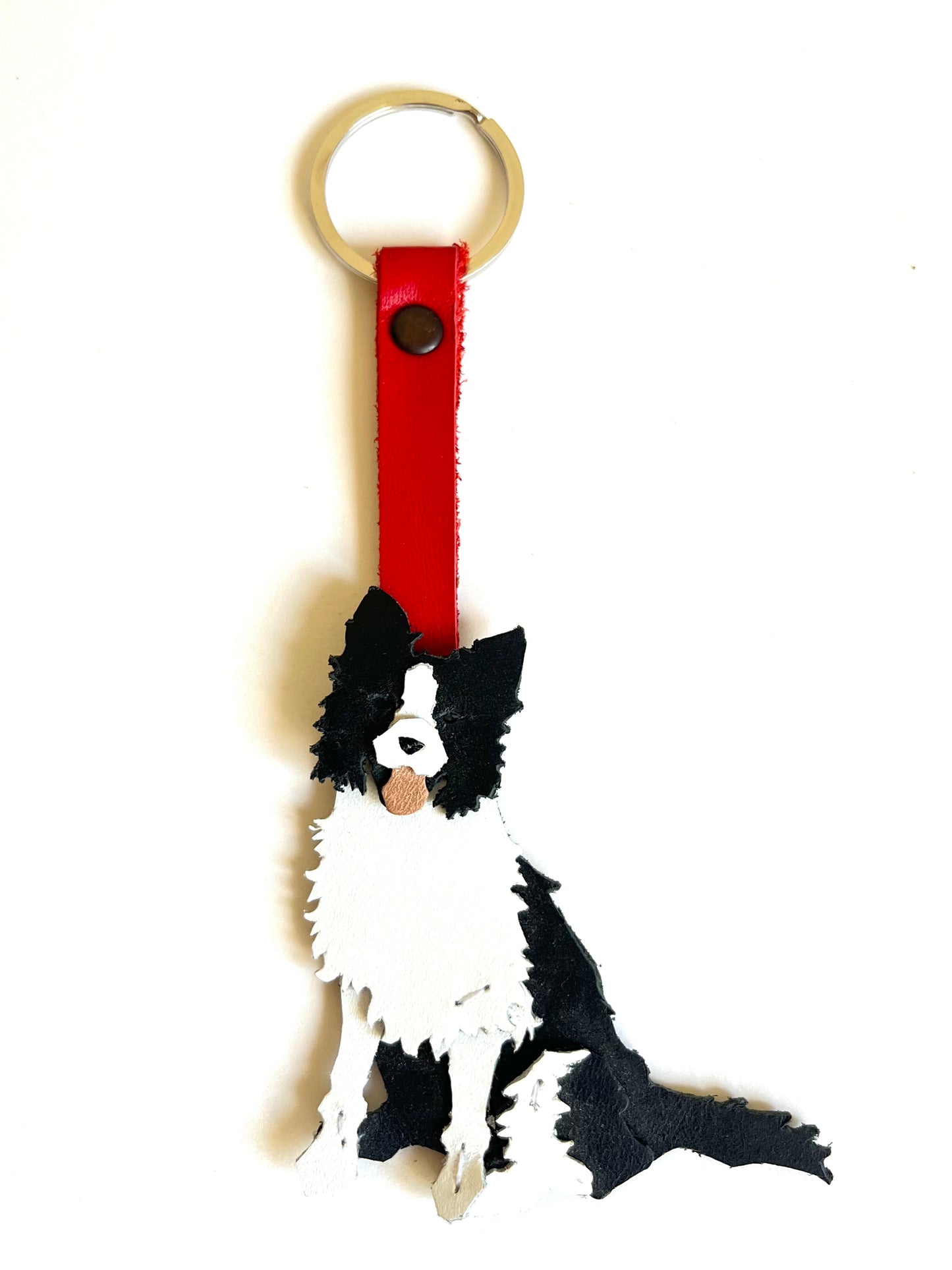 Llavero de Border Collie blanco y negro con correa roja