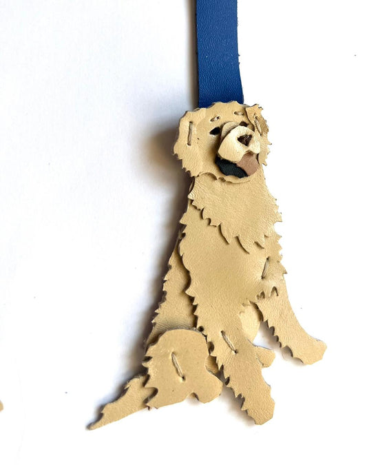Llavero de Golden Retreiver con correa azul cobalto