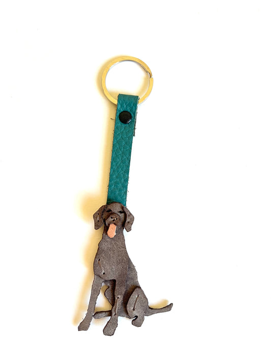 Llavero de weimaraner con correa verde petróleo